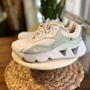 Nike RYZ 365 shoes in Excellent condition! Women’s size 7
